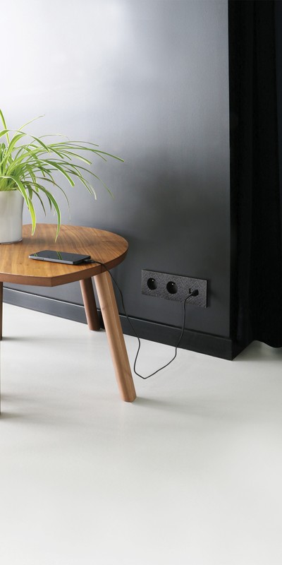 Basalte Socket 3-gang power + USB outlet - fer forgé gunmetal .jpg