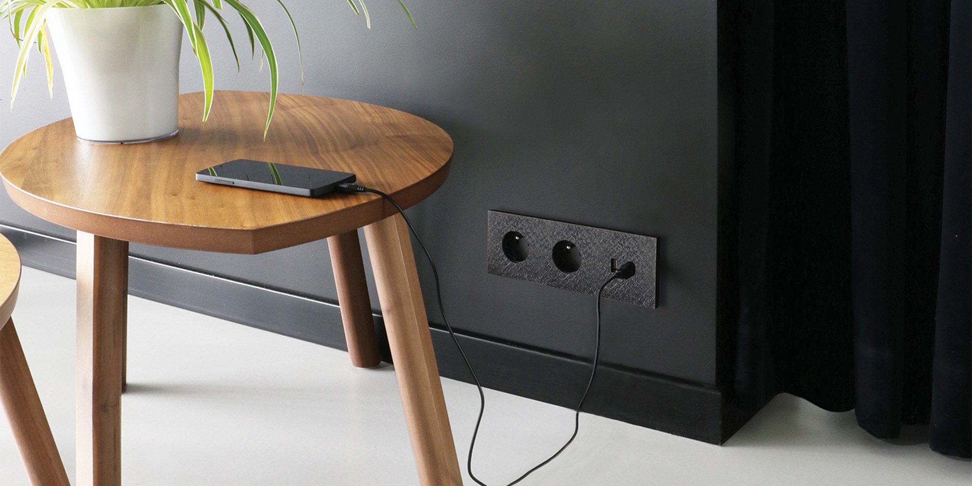 Basalte Socket 3-gang power + USB outlet - fer forgé gunmetal .jpg